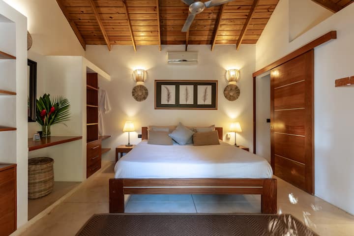 Bungalow with king bed and En Suite bathroom
