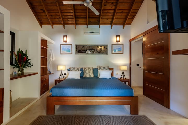 Bungalow with King bed and En Suite bathroom
