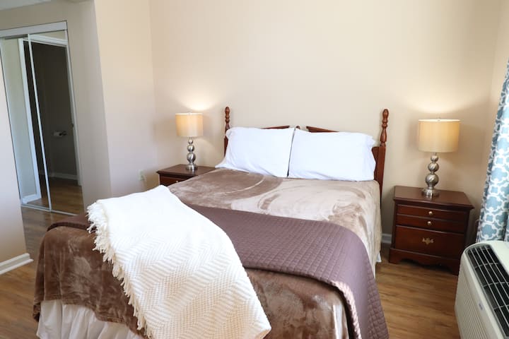 غرفة نوم رئيسية بسرير بحجم كبير