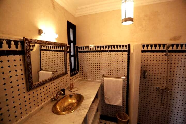 一楼Acacia房间的全瓷砖浴室。