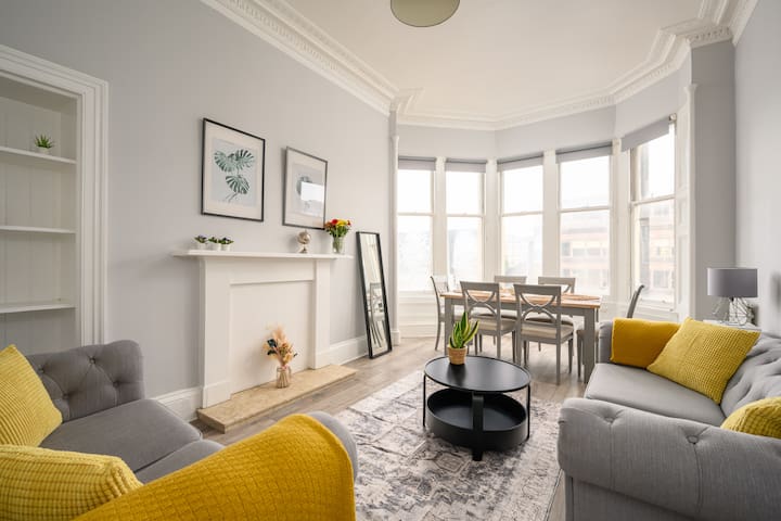 Large & Central Flat * Haymarket Apartment