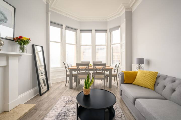Large & Central Flat * Haymarket Apartment gallery image 2