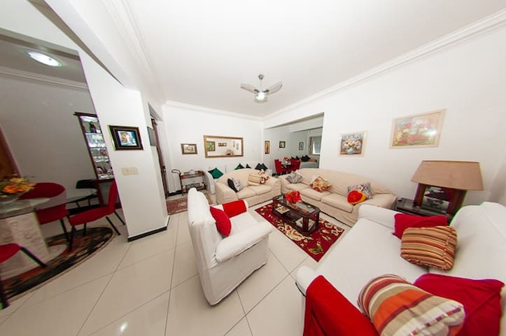 Copacabana 3 qtos 4/7pessoas 02 quadras da praia