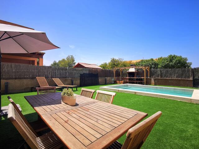 Sunny beach house with swimming pool, WiFi and A/C