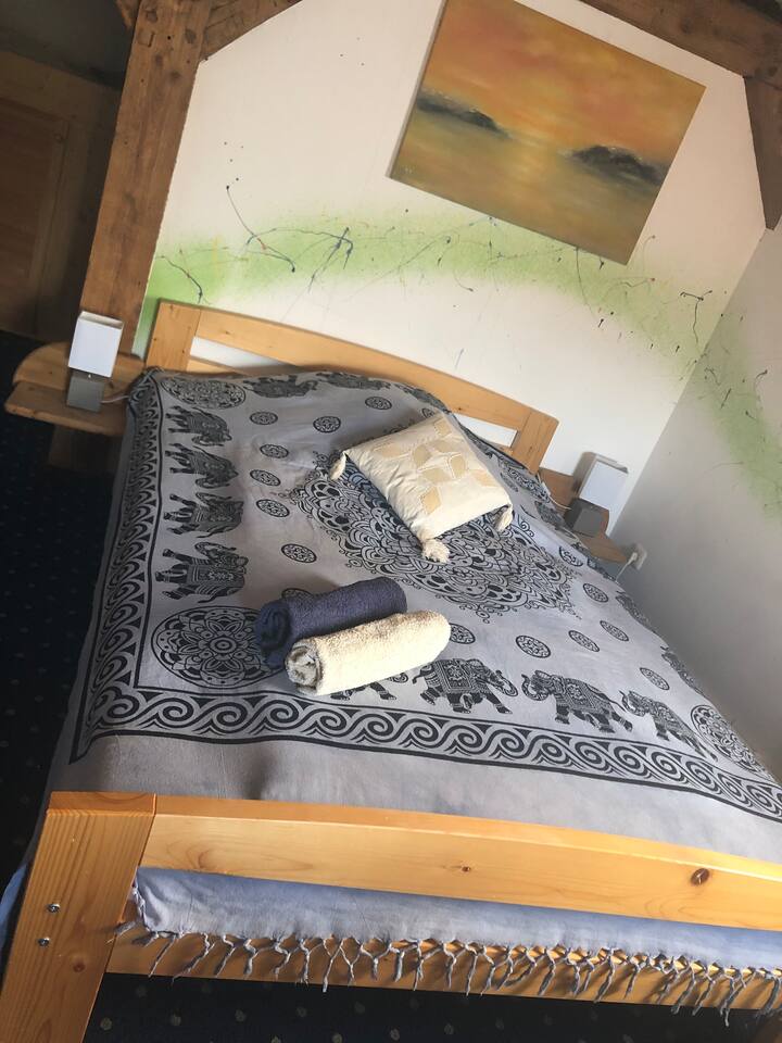 Gruppenschlafraum großes Bett