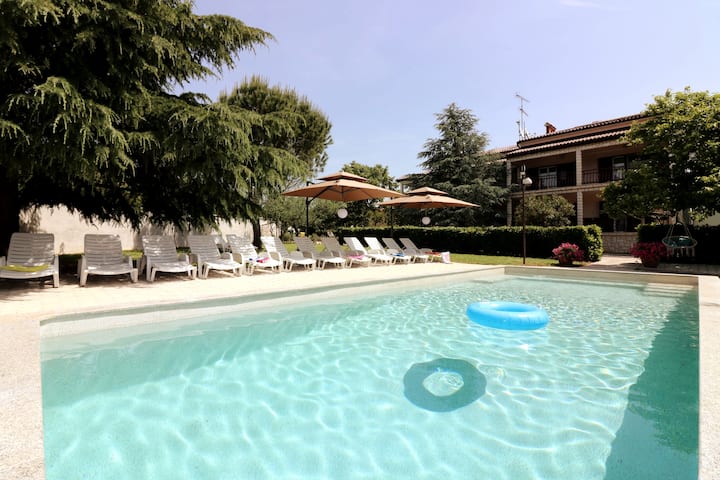 Family-friendly Apartment For 4 - 8 People With Salt Water Pool And Parking - Poreč