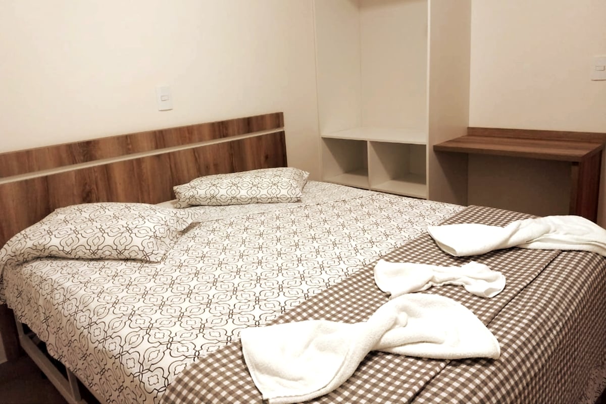 خزانة ومكتب للعمل