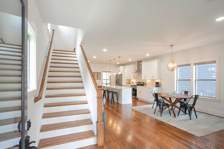 30+ day min Entire Residential home-The Blue House gallery image 3