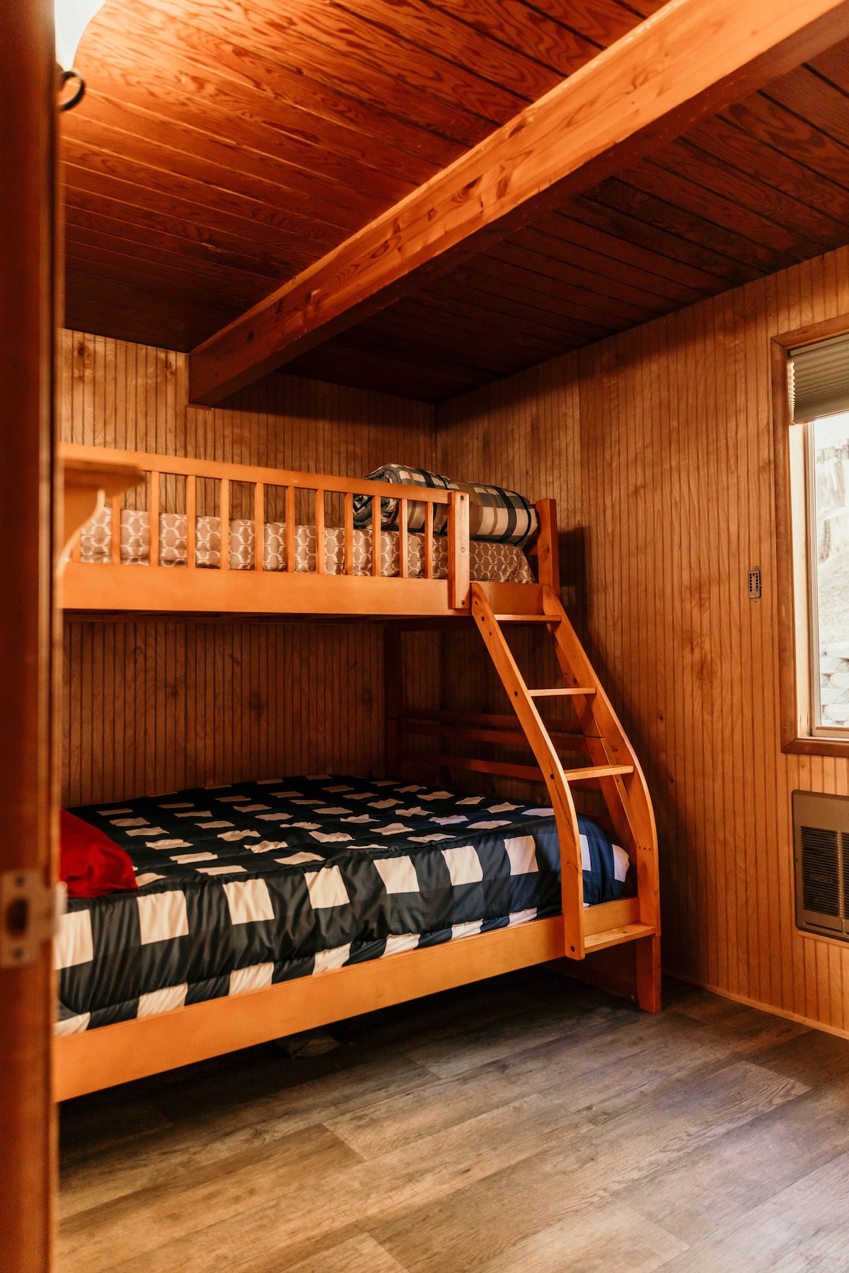 חדר השינה הראשון בקומה הראשית הוא זוגי מעל קווין סייז.