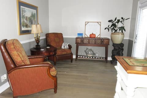 Top Airbnb: "Feels like your Own Home" 1 Bedroom Semi-Basement in Lawrenceville