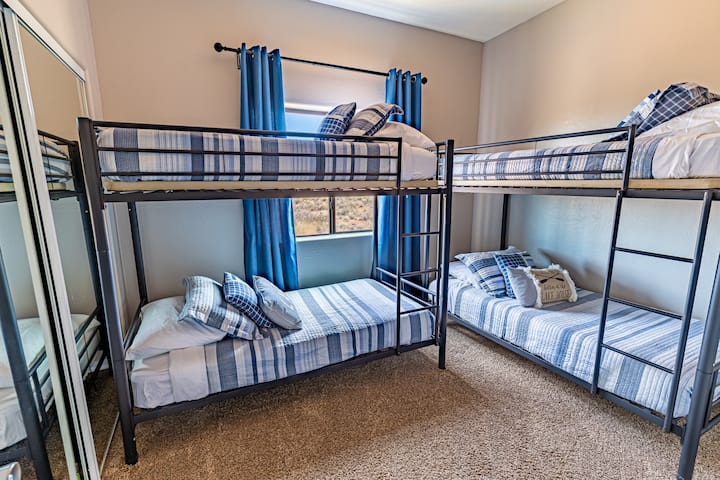 Kid Bunk Room
Twin over twin beds 