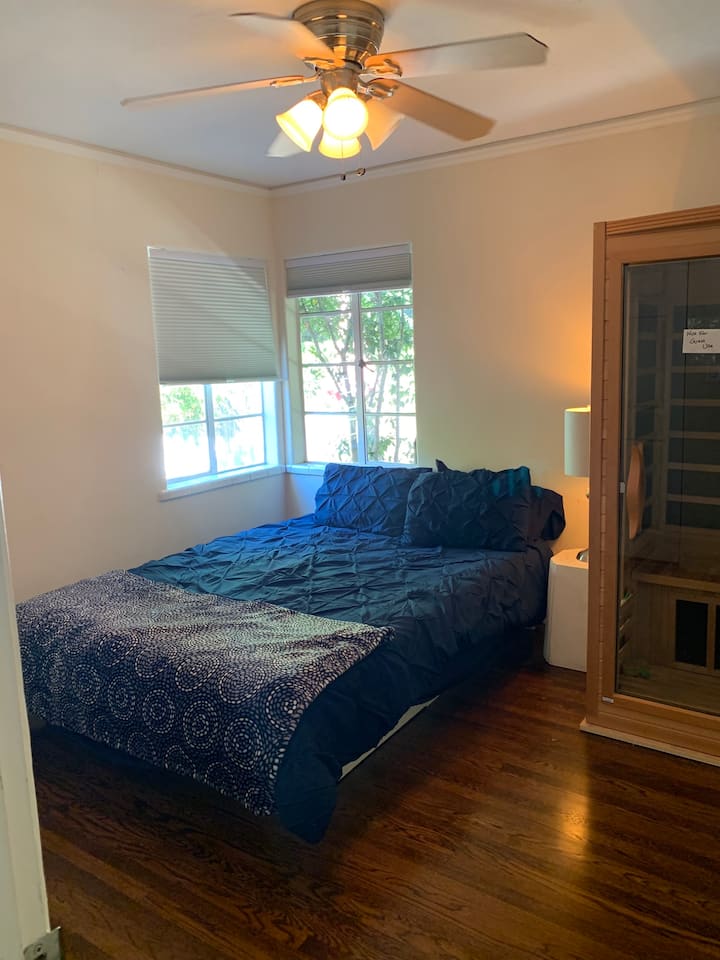 Segundo dormitorio con cómoda cama tamaño queen.  Nuevo colchón de espuma viscoelástica 5/2020.
