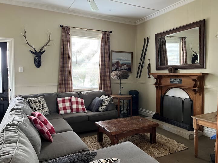 ספה רחבה - מושלמת למנוחה אחרי יום של הרפתקאות.