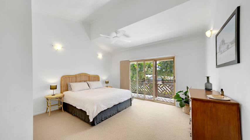 KINGSLEY BEACH HOUSE gallery image 4