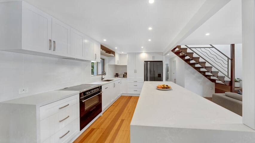 KINGSLEY BEACH HOUSE gallery image 2