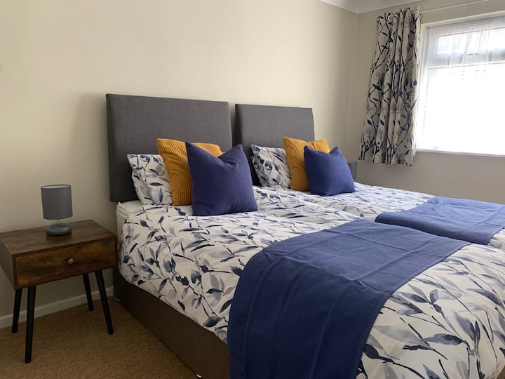 ห้องนอนสามารถกำหนดค่าเป็นเตียงแฝดหรือเตียงคู่ขนาดซูเปอร์คิงไซส์ โปรดระบุความต้องการของคุณเมื่อทำการจอง