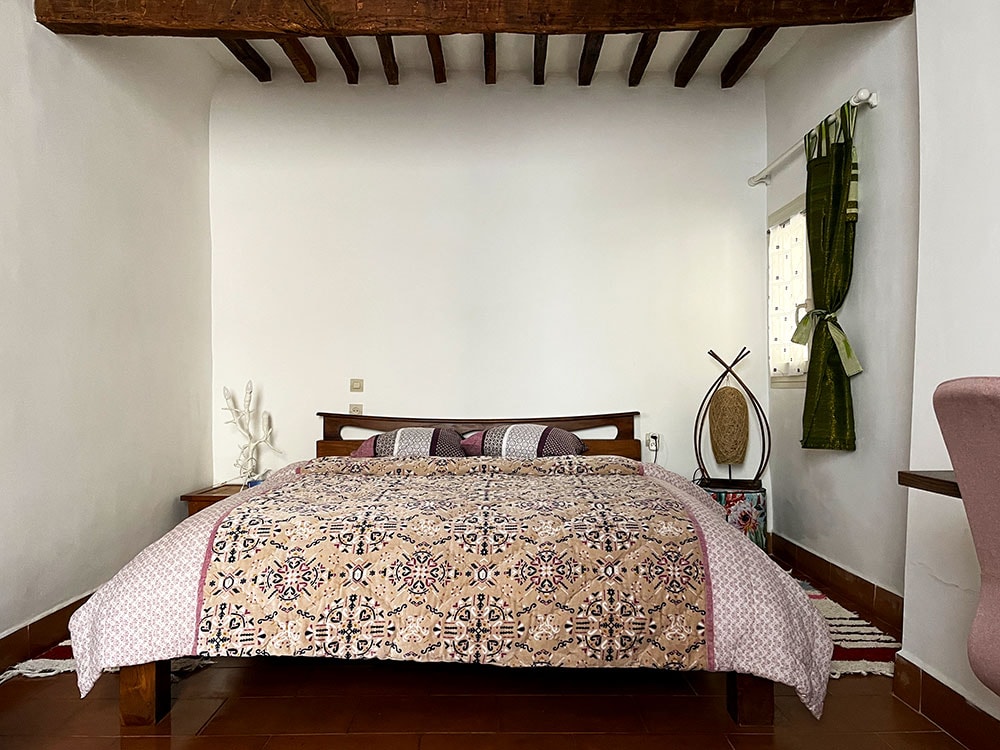 Кревет во рамка од тиково дрво со душек од 160 см.