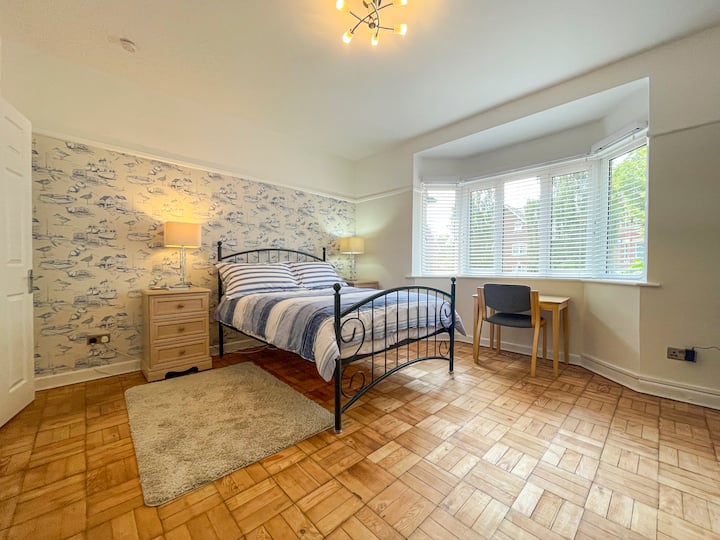 Chumba cha kulala cha 1
Sakafu ya awali ya Parquet.
Kitanda cha watu wawili. Kitanda cha
ziada cha mtu mmoja.
Dawati la Kuandika, Kiti.
Dawati la kitengo cha ubatili.
Kabati kubwa.
Chumba chenye nafasi kubwa.