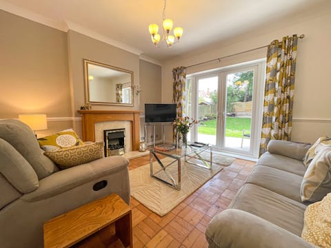 Large Ground Floor 2 Bed Flat, P Garden, Parking