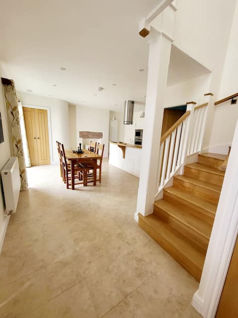Rose Cottage,  luxury, central, free parking