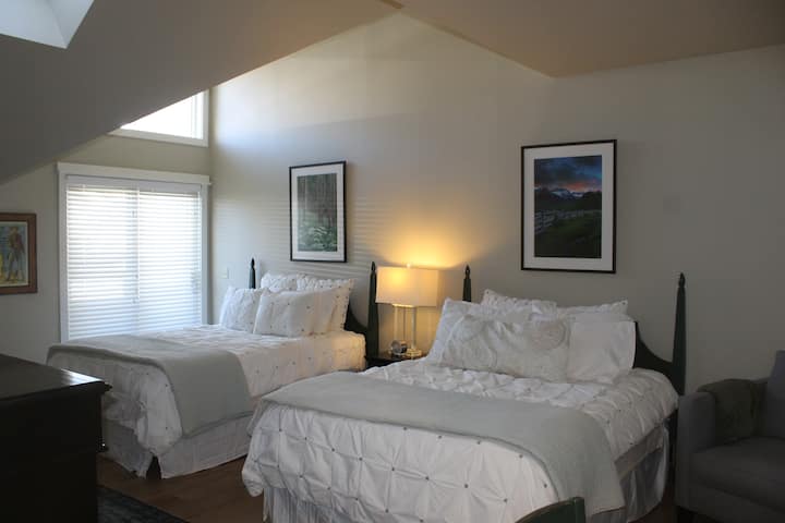 Privat sovrum med två dubbelsängar (Serta lyxmadrasser