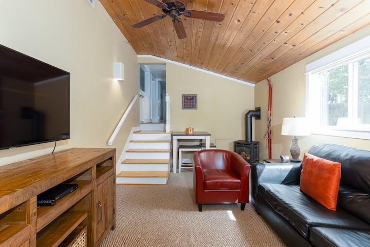 غرفة عائلية غارقة مع تلفزيون بشاشة مسطحة