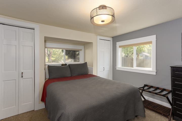 غرفة نوم ثانية بسرير بحجم كبير