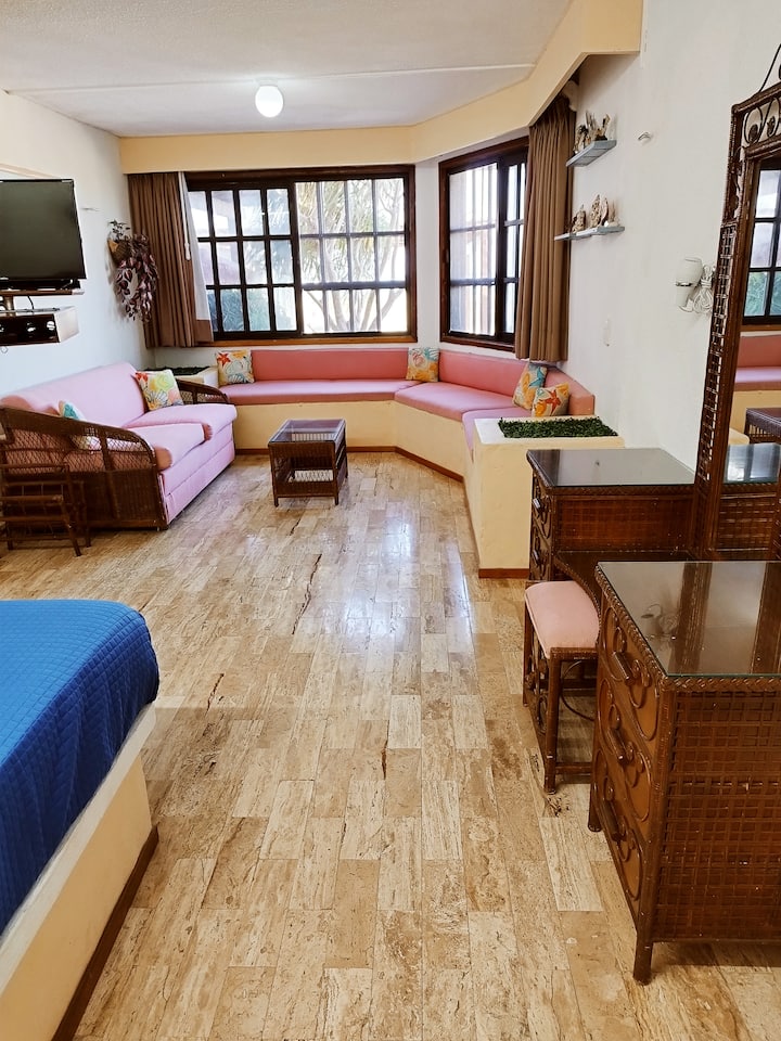 Главна спална соба на приземје со поглед на океан, приватна бања, ТВ соба и клима уред.