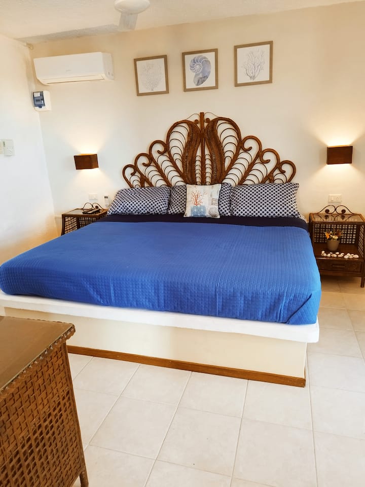 Спална соба  6 на најгорниот кат со поглед кон океанот, клима уред и телевизор .