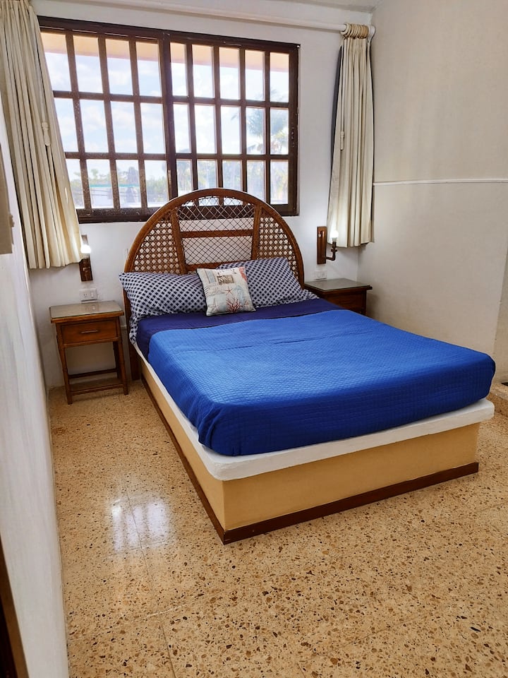 Спална соба 4 на најгорниот кат со приватна бања.