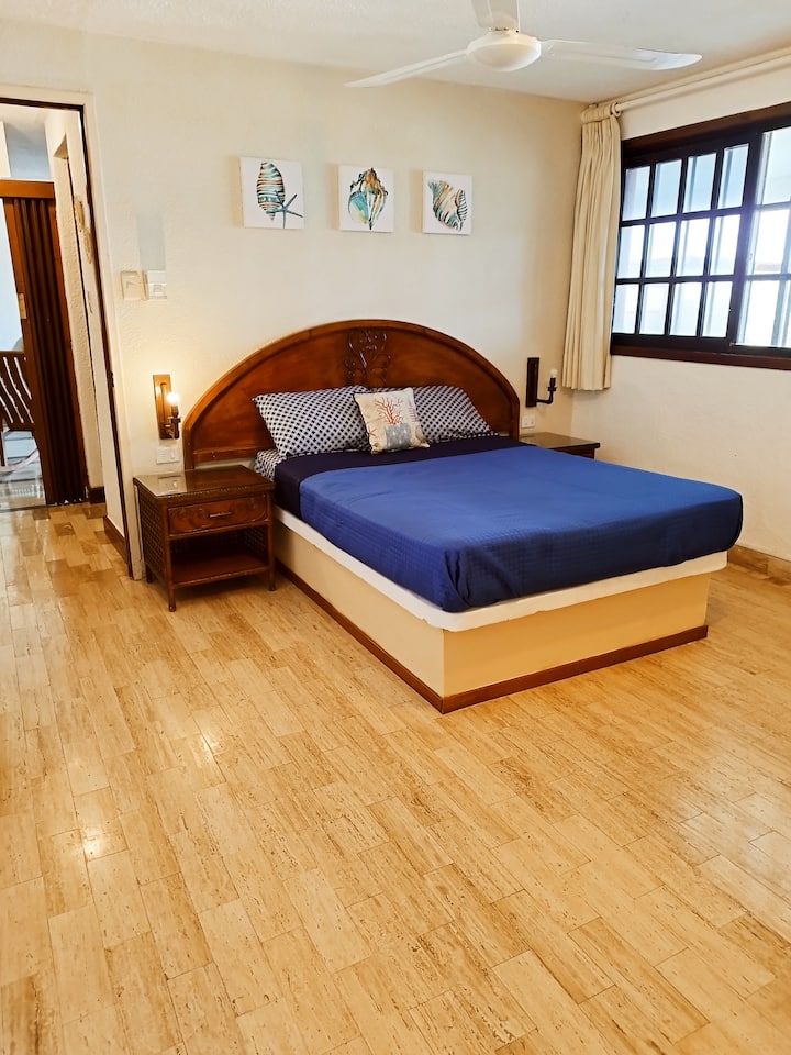 Спална соба 3 на приземје со поглед на море и приватна бања.
