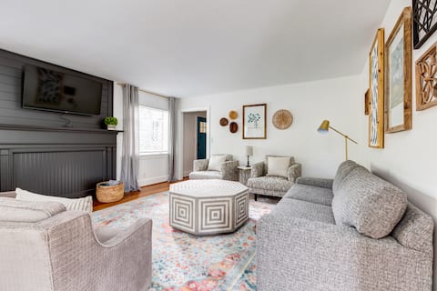 Popular Airbnb listing: The Polo | 3 Queens + 4 Twins | Walk to WFU in Winston Salem