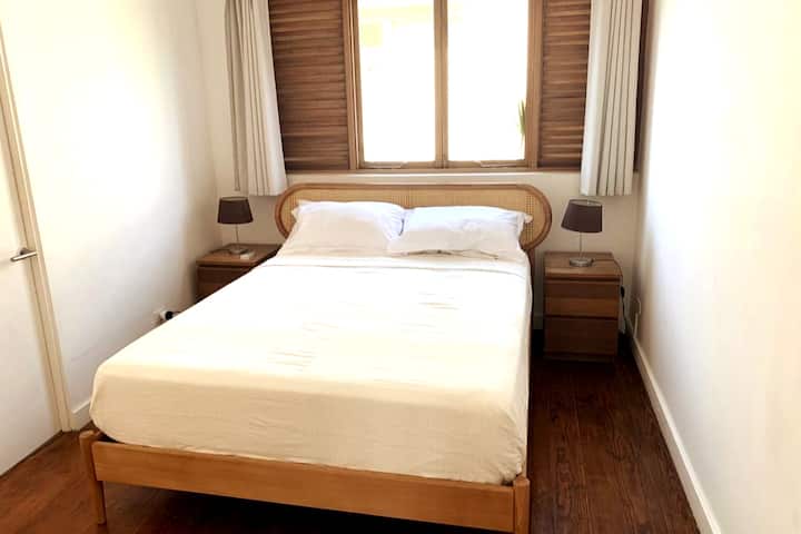 2号床，配有空调、双衣柜、保险箱和套内淋浴间