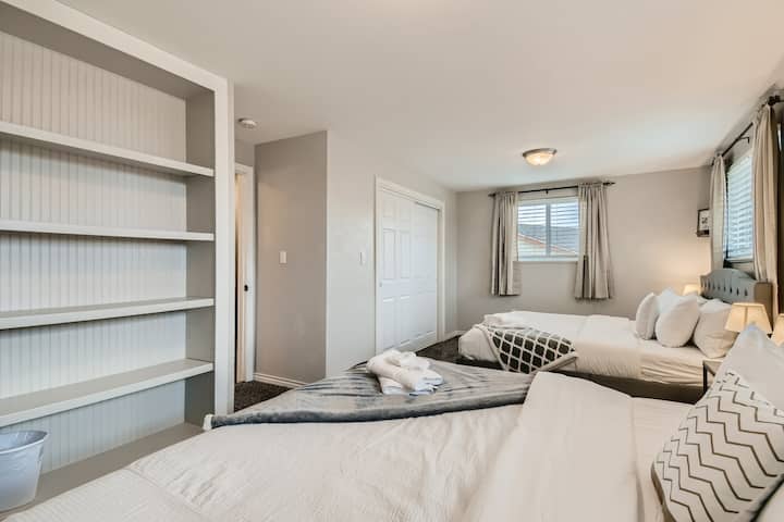 Chumba cha kulala cha kiwango cha juu chenye vitanda 2 vya futi