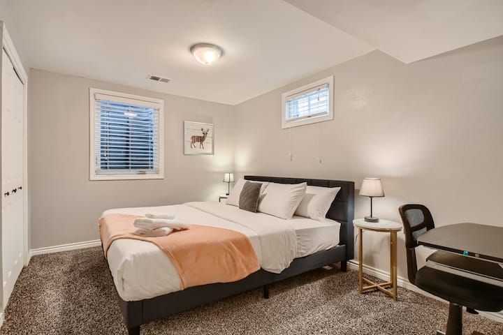 Chumba kikubwa cha kulala kilicho na dawati la kufanyia kazi