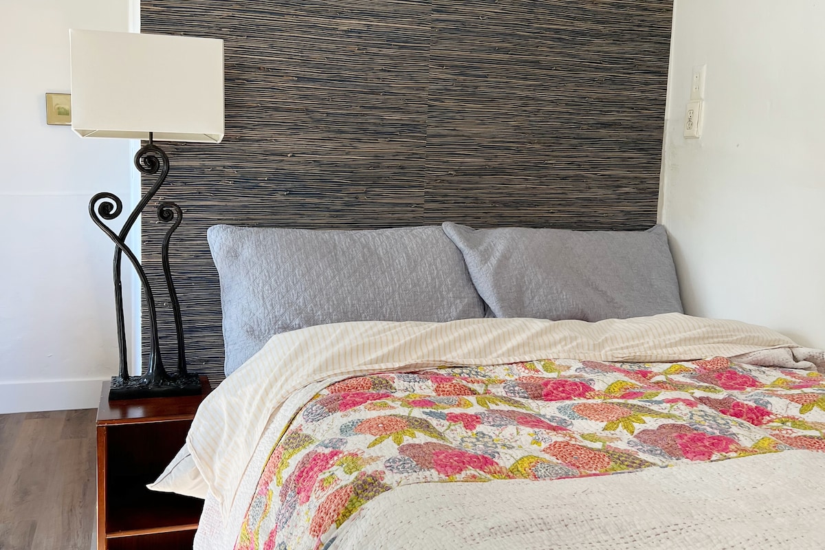 Útulná spálňa s manželskou posteľou Queen a lampou