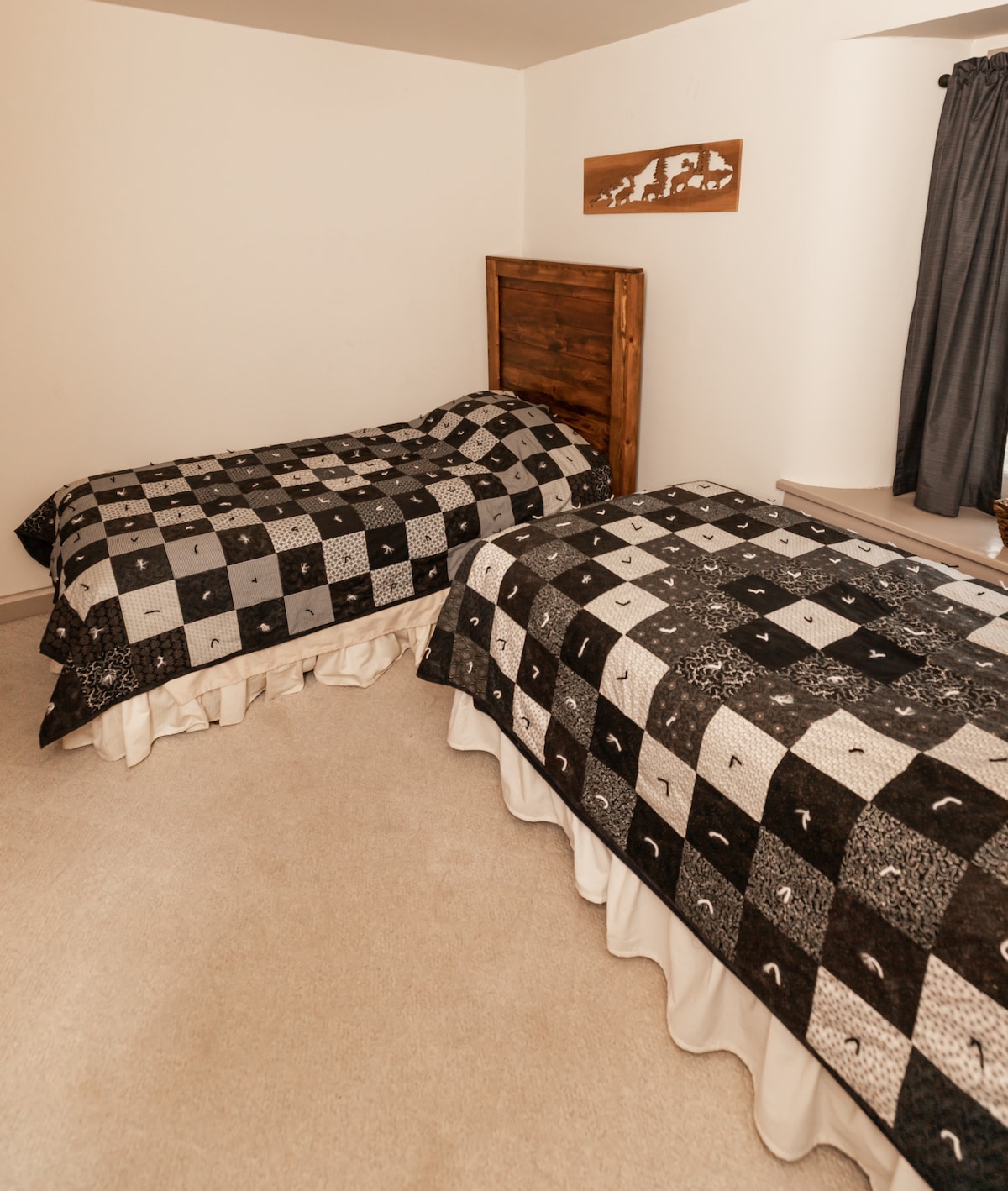 تتسع غرفة النوم الثانية لنوم سريرين توأمين