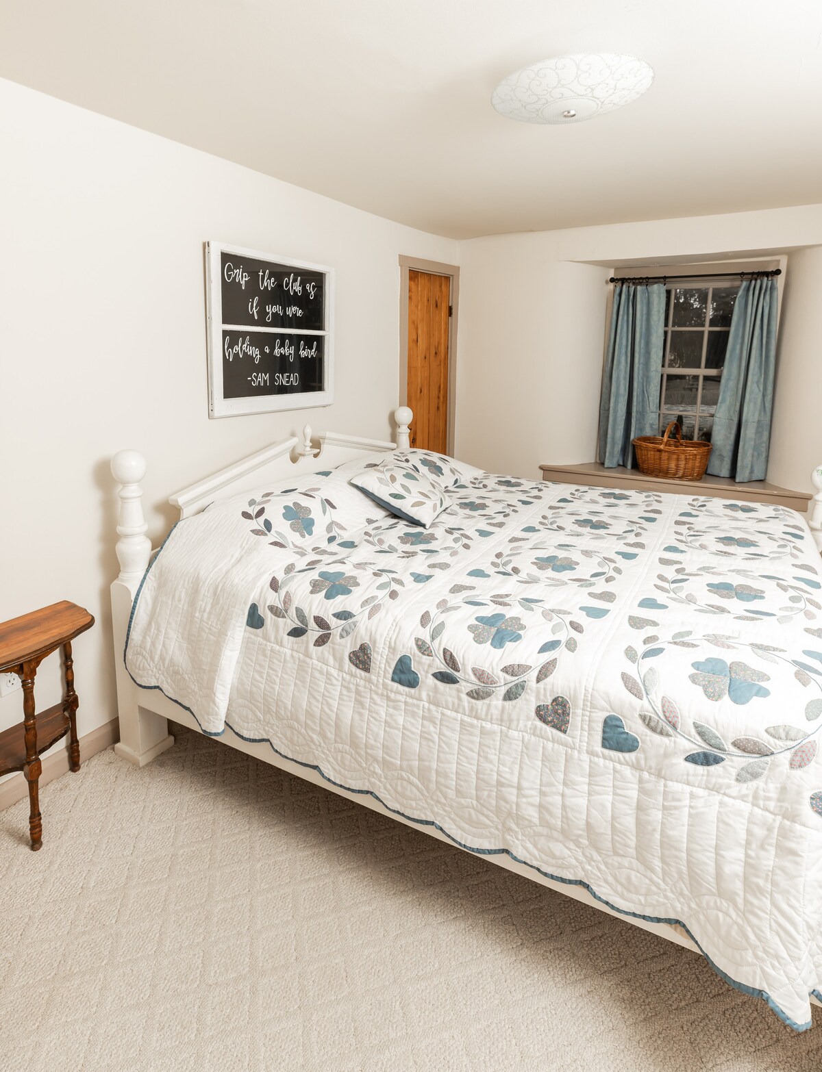 غرفة النوم الأولى - تتسع لنوم سرير كبير وسرير كبير