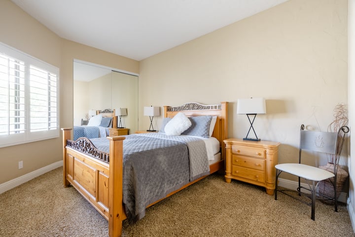 Segundo dormitorio con una relajante cama tamaño queen.  