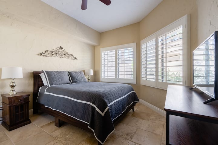 Tercer dormitorio con acogedora cama tamaño queen