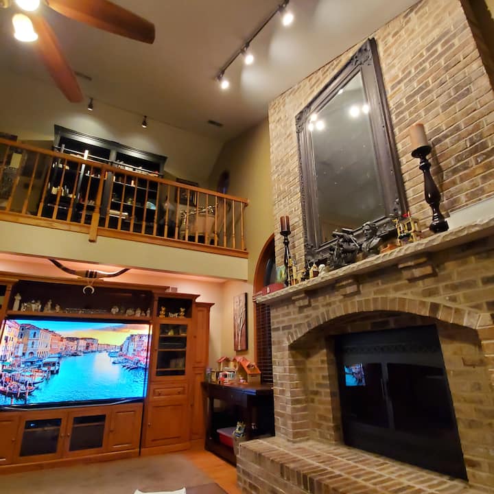 Lakehome Cozy Retreat! Hottub •Firepit•bar•fishing - West Chicago, IL