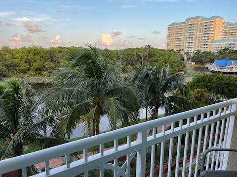 Walk to the beach! Lovely one bedroom with pool.