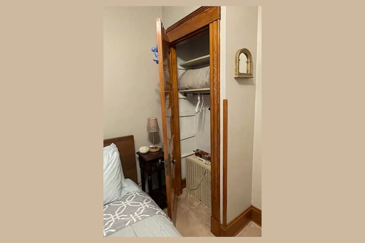 Bračni krevet (širine 150-179 cm): ormar ima stalak za prtljagu, mnoštvo vješalica, ventilator ako želite i dodatnu deku.