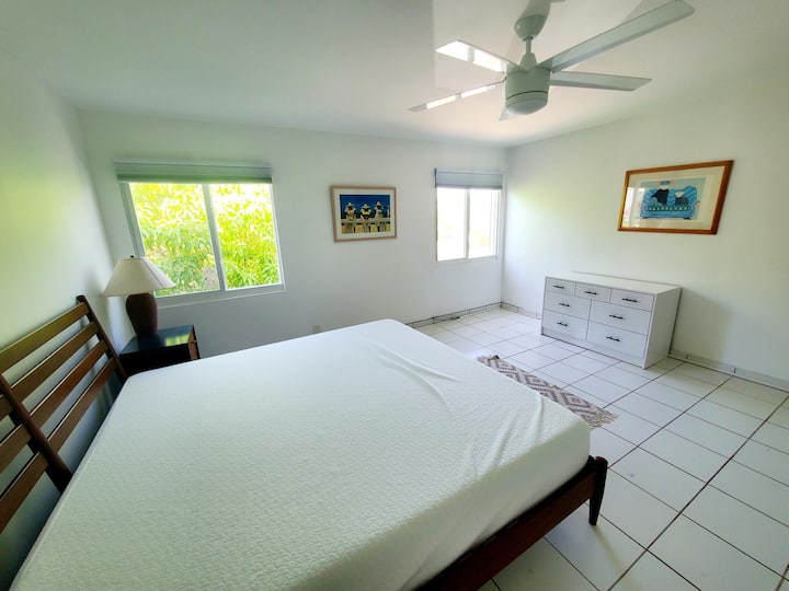 Spavaća soba s bračnim krevetom i televizorom