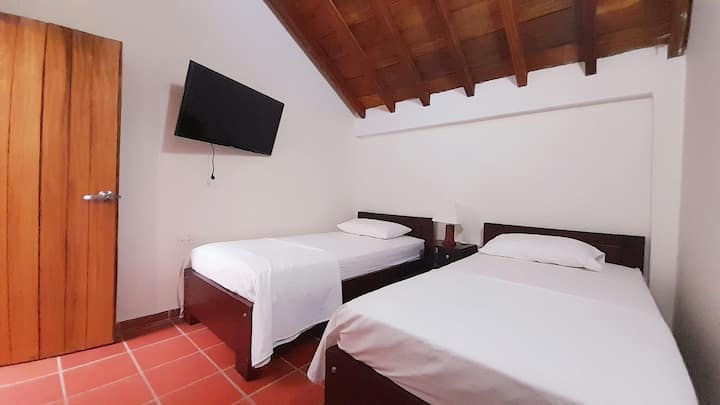 第二间卧室，二楼。
（ 2张大床）