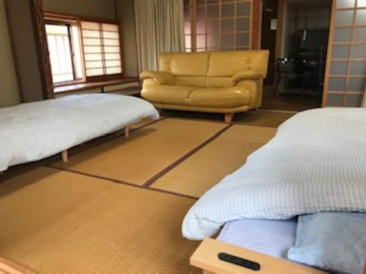 Štyri lôžka a dve pohovky.