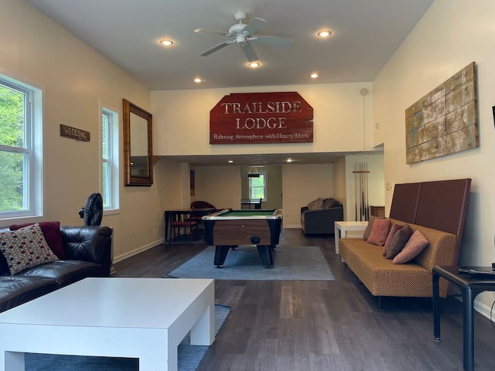 Private 9 Bedroom Guesthouse - The Trailside Inn - Rutland, VT