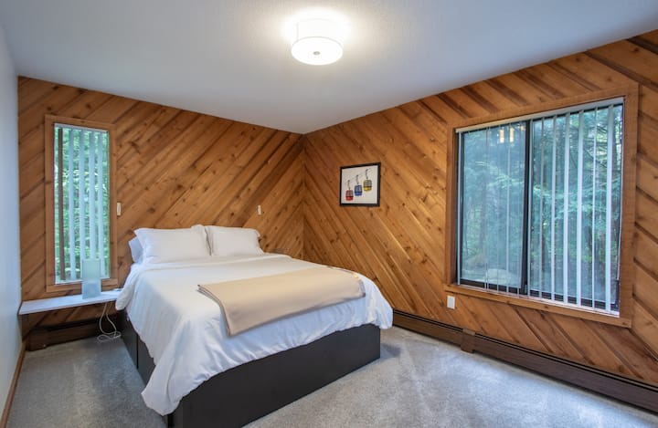 ห้องน้ำในตัวขนาดควีนไซส์ที่ชั้นหลัก