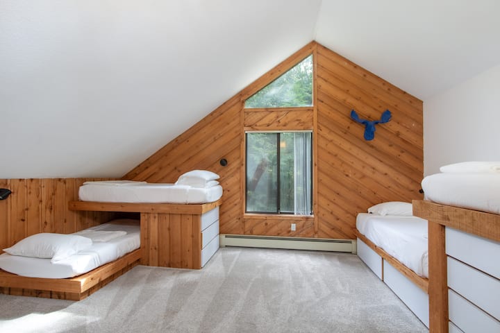 ห้องพักสองชั้นชั้นบนมีเตียงแฝด 4 เตียง