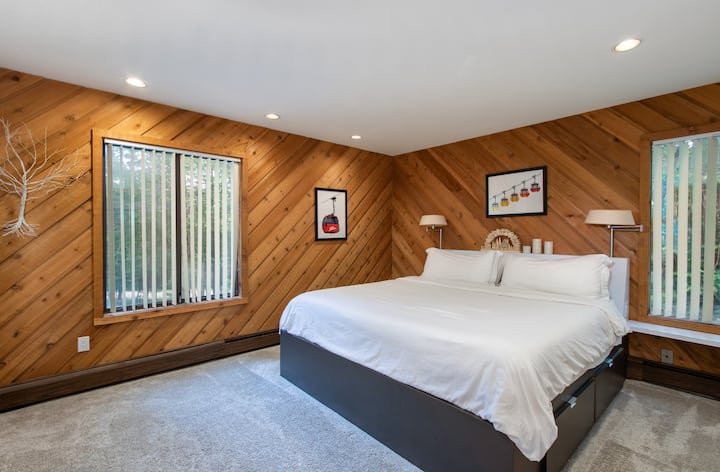 ห้องนอนหลักพร้อมอ่างอาบน้ำเต็มรูปแบบและทางเข้าซาวน่าตู้เสื้อผ้าแบบวอล์คอิน